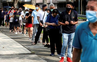Người dân xếp hàng chờ xét nghiệm nhanh SARS-CoV-2 tại Singapore. (Ảnh: Reuters)