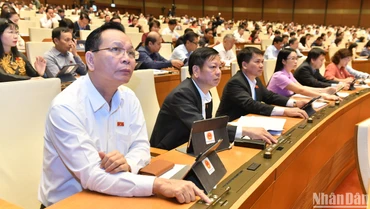 Quốc hội biểu quyết thông qua Luật Nhà ở (sửa đổi) bằng hình thức biểu quyết điện tử. (Ảnh: ĐĂNG KHOA) 