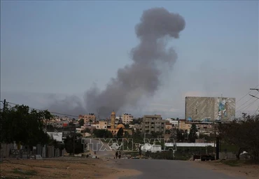 Khói bốc lên sau cuộc không kích của Israel xuống thành phố Khan Younis, Dải Gaza ngày 14/2/2024. (Ảnh: THX/TTXVN)