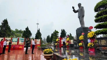 Đảng bộ, chính quyền, quân và dân huyện đảo Cô Tô dâng hương, dâng hoa kỷ niệm 135 năm Ngày sinh Chủ tịch Hồ Chí Minh.