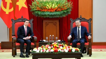 Tổng Bí thư Tô Lâm và ông Jeffrey David Perlman, Tổng Giám đốc Quỹ đầu tư Warburg Pincus (Hoa Kỳ). (Ảnh: ĐĂNG KHOA)