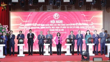 Các đại biểu bấm nút khai trương các ứng dụng chuyển đổi số dùng chung ba cấp trong các cơ quan Đảng, Chính quyền, Đoàn thể thành phố Hà Nội. (Ảnh: QUỐC TOẢN)