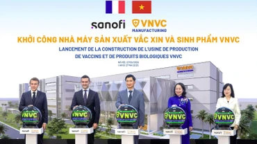 Tổng thống Pháp Emmanuel Macron cùng Phó Chủ tịch nước Võ Thị Ánh Xuân, Bộ trưởng Y tế Đào Hồng Lan, ông Burak Pekmezci và ông Ngô Chí Dũng bấm nút khởi công xây dựng Nhà máy Vaccine và Sinh phẩm VNVC.
