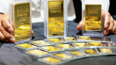 Vàng miếng được trưng bày tại sàn giao dịch ở Seoul, Hàn Quốc. Ảnh: (Yonhap/TTXVN)