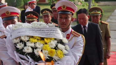 Ban Công tác đặc biệt tỉnh Salavan dâng hương, dâng hoa các Anh hùng liệt sĩ.