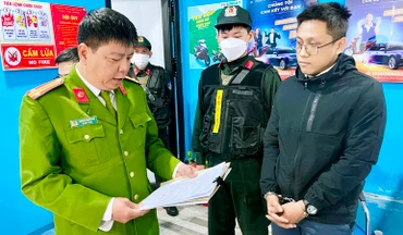Cơ quan Công an đọc lệnh bắt giam đối tượng Lương Hoàng Nhật Nam. (Ảnh: Công an)