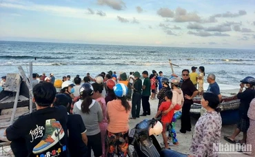 Lực lượng Bộ đội Biên phòng và người dân triển khai tìm kiếm học sinh bị mất tích.