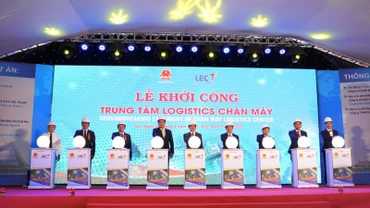 Lãnh đạo thành phố Huế và Tập đoàn LEC thực hiện nghi thức bấm nút khởi công dự án.