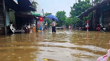 Mưa cường độ lớn khiến nhiều tuyến phố tại thành phố Huế bị ngập cục bộ.