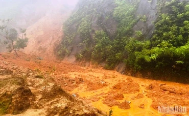 Sạt lở tại đường Hồ Chí Minh đoạn qua xã Hương Nguyên, huyện A Lưới (Thừa Thiên Huế).