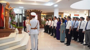Lãnh đạo thành phố Huế dâng hoa và dành một phút mặc niệm để nhớ đến công lao của Người.