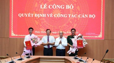 Đồng chí Bí thư Tỉnh ủy Lê Trường Lưu cùng Phó Bí thư Thường trực Tỉnh ủy Phan Ngọc Thọ trao Quyết định và tặng hoa chúc mừng các cá nhân.