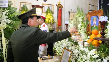 Thứ trưởng Lê Quốc Hùng viếng đồng chí Trần Duy Hùng, Phó trưởng Công an phường Thủy Vân (TP Huế) hy sinh trong khi làm nhiệm vụ.