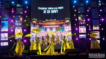 Đêm đại tiệc âm nhạc Countdown chào năm mới thu hút đông đảo người dân tham dự.