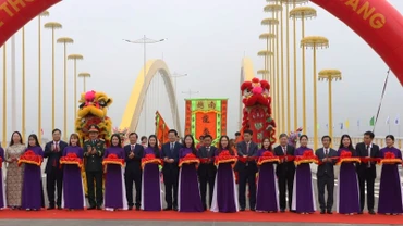 Thường trực Ban Bí thư Trần Cẩm Tú cùng lãnh đạo Quốc hội, Chính phủ, các bộ, ban, ngành thực hiện nghi thức cắt băng thông xe kỹ thuật cầu Nguyễn Hoàng.