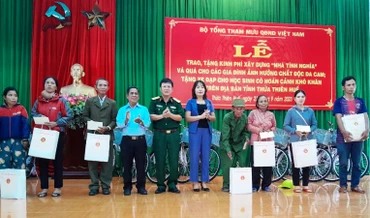 Thừa ủy quyền của Thiếu tướng Phạm Trường Sơn, Ban chỉ huy Quân sự huyện A Lưới cùng các đơn vị tặng quà cho thân nhân các gia đình nạn nhân bị nhiễm chất độc da cam/dioxin trên địa bàn.