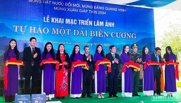 Các đại biểu cắt băng khai mạc Triển lãm ảnh “Tự hào một dải biên cương” năm 2023.