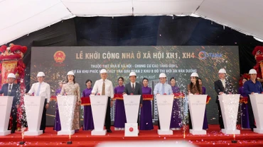 Lãnh đạo Bộ Xây dựng và lãnh đạo thành phố thực hiện nghi thức khởi công dự án nhà ở xã hộ tại Khu phức hợp Thủy Vân giai đoạn 2.