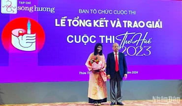 Tác giả Bạch Diệp giành giải Nhất cuộc thi "Thơ Huế 2023" với tác phẩm“Mở ra đôi cánh lụa xanh dưới mặt trời, Tam Giang, Tiếng gọi”