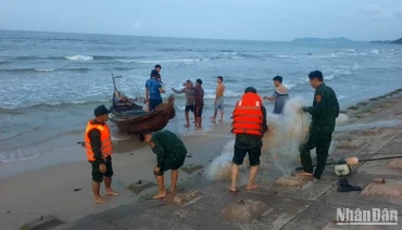Lực lượng Biên phòng Vinh Hiền phối hợp với các lực lượng tại địa phương tích cực tìm kiếm các em học sinh đuối nước trên biển. (Ảnh: Bộ đội Biên phòng cung cấp)