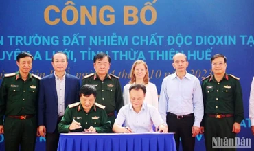 Binh chủng hóa học, Bộ Quốc phòng ký kết bàn giao đất sạch cho lãnh đạo huyện A Lưới.