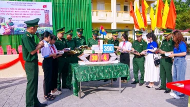 Không gian Ngày sách tại Tiểu đoàn Huấn luyện-Cơ động.