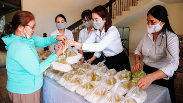 Chương trình “Bữa cơm yêu thương” tại Bệnh viện huyện Phú Lộc.