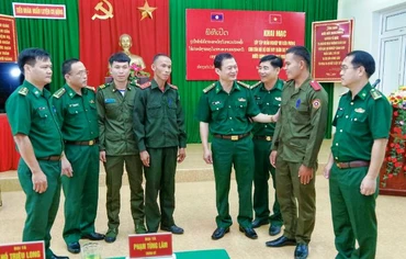 Lãnh đạo Bộ Chỉ huy Bộ đội Biên phòng Thừa Thiên Huế trao đổi với các học viên. (Ảnh: Võ Tiến)