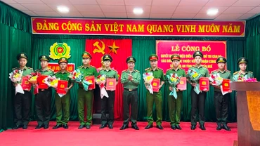 Trao quyết định tiếp nhận và phân công cán bộ đang công tác tại các đơn vị trực thuộc Bộ Công an đến nhận công tác tại Công an xã biên giới trên địa bàn tỉnh.