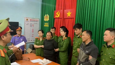 Công an đọc quyết định khởi tố vụ án, khởi tố bị can, bắt tạm giam 2 đối tượng về hành vi “Làm giả tài liệu của cơ quan, tổ chức”.