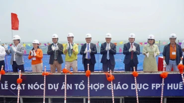 Các đại biểu thực hiện nghi lễ cất nóc dự án Tổ hợp giáo dục FPT tại Huế.