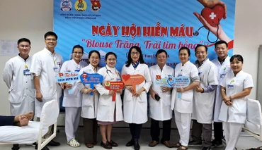 Công đoàn cùng Đoàn thanh niên Hồ Chí Minh của Bệnh viện Trung ương Huế tổ chức ngày hội hiến máu tình nguyện “Blouse trắng, trái tim hồng”.