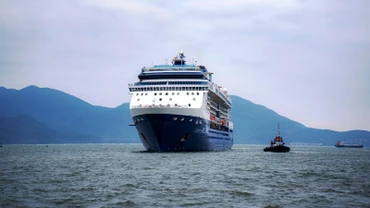 Tàu du lịch Celeberity Millennium, quốc tịch Malta của hãng Royal Caribbean cập Cảng Chân Mây.