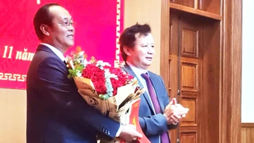Đồng chí Bí thư Tỉnh ủy Lê Trường Lưu trao quyết định, tặng hoa chúc mừng tân Tổng Biên tập Báo Thừa Thiên Huế Hoàng Đăng Khoa.