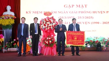 Đồng chí Bí thư Thành ủy, Chủ tịch Hội đồng nhân dân thành phố Lê Trường Lưu (thứ hai bên phải) tặng Cờ thi đua cho Đảng bộ huyện Phú Vang đạt hoàn thành xuất sắc nhiệm vụ tiêu biểu 5 năm liền (2020-2024). (Ảnh: Đức Hiền)