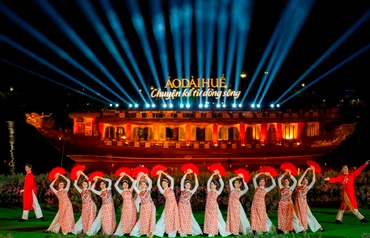 “Áo dài Huế - Chuyện kể từ dòng sông” là câu chuyện kể về sông Hương trên nền các bộ thiết kế áo dài.