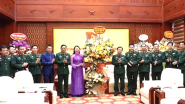 Đoàn lãnh đạo tỉnh Thừa Thiên Huế tặng hoa chúc mừng Bộ Tư lệnh Quân khu 4. (Ảnh: CTV)