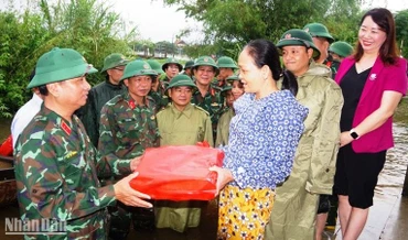 Trung tướng Hà Thọ Bình thăm hỏi, động viên và tặng quà gia đình người dân bị ảnh hưởng do mưa, lũ tại xóm Đảo, thôn Thủ Lễ 2, xã Quảng Phước.