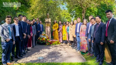 Các đại biểu chụp ảnh lưu niệm bên tượng Chủ tịch Hồ Chí Minh. (Ảnh: KHẢI HOÀN)