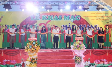 Các đại biểu cắt băng khai mạc Hội chợ.