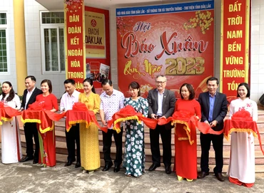 Các đại biểu cắt băng khai mạc Hội báo Xuân Đắk Lắk Quý Mão 2023.