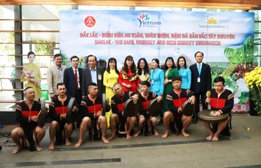 Tỉnh Đắk Lắk đón đoàn khách du lịch đầu tiên đến tỉnh bằng đường hàng không trong dịp Tết Nguyên đán Quý Mão 2023. 