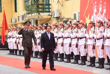 Thủ tướng Phạm Minh Chính duyệt đội danh dự. (Ảnh: TRẦN HẢI)