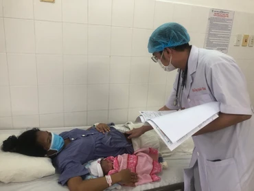 Sức khỏe sản phụ ổn định, bé bú tốt sau phẫu thuật. 