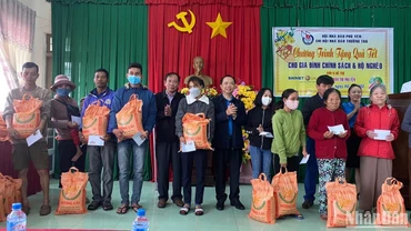 Đại diện Chi hội Nhà báo thường trú tại Phú Yên, lãnh đạo Công ty Bảo Việt Nhân thọ Phú Yên trao quà Tết cho hộ nghèo xã Ea Bar huyện Sông Hinh, Phú Yên.