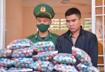 Đối tượng Hồ Trọng Hữu cùng tang vật bị lực lượng chức năng bắt giữ. 