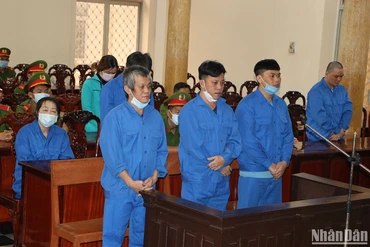 Các bị cáo trong đường dây buôn lậu do Kim Hạnh cầm đầu.