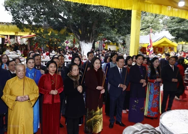Quyền Chủ tịch nước Võ Thị Ánh Xuân và các đại biểu dâng hương tại Đền Hai Bà Trưng. (Ảnh: TTXVN)