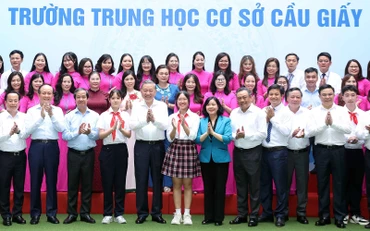 Tổng Bí thư Tô Lâm và đại biểu với cán bộ, giáo viên, học sinh Trường THCS Cầu Giấy, quận Cầu Giấy. 