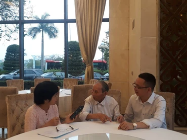Lắng nghe những hồi ức của cụ Trần Xuất Chúng.